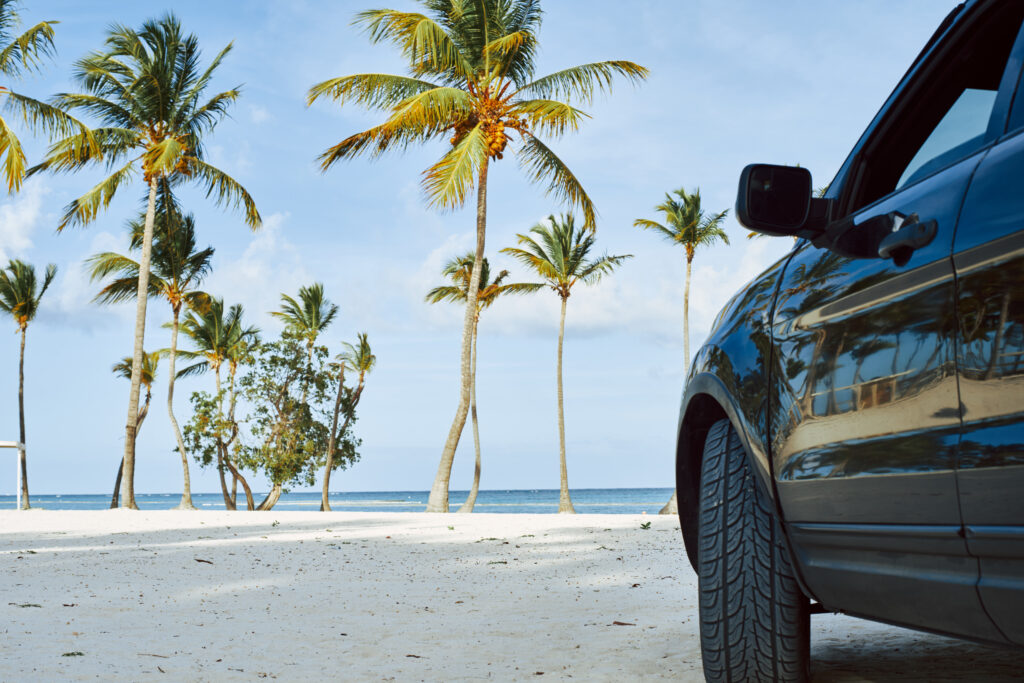 Mietwagen Mallorca - Auto am Strand mit Palmen